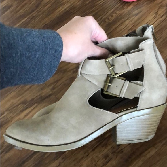 Cute lil booties with cut-outs - Picture 2 of 8